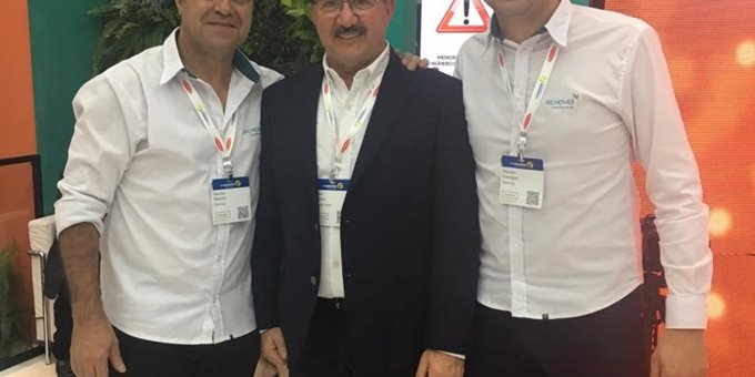 Diretor da Quasat Solar, Nelcir Fronza, com CEO Alcione e Gerente Comercial Marcelo da Renovigi.